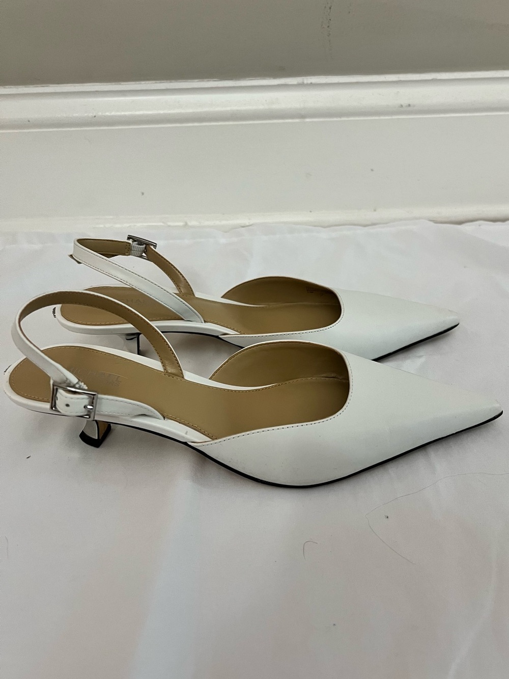 Michael Kors White Pointed Slingback Heels - Size 7.5 - Picture 2 of 10